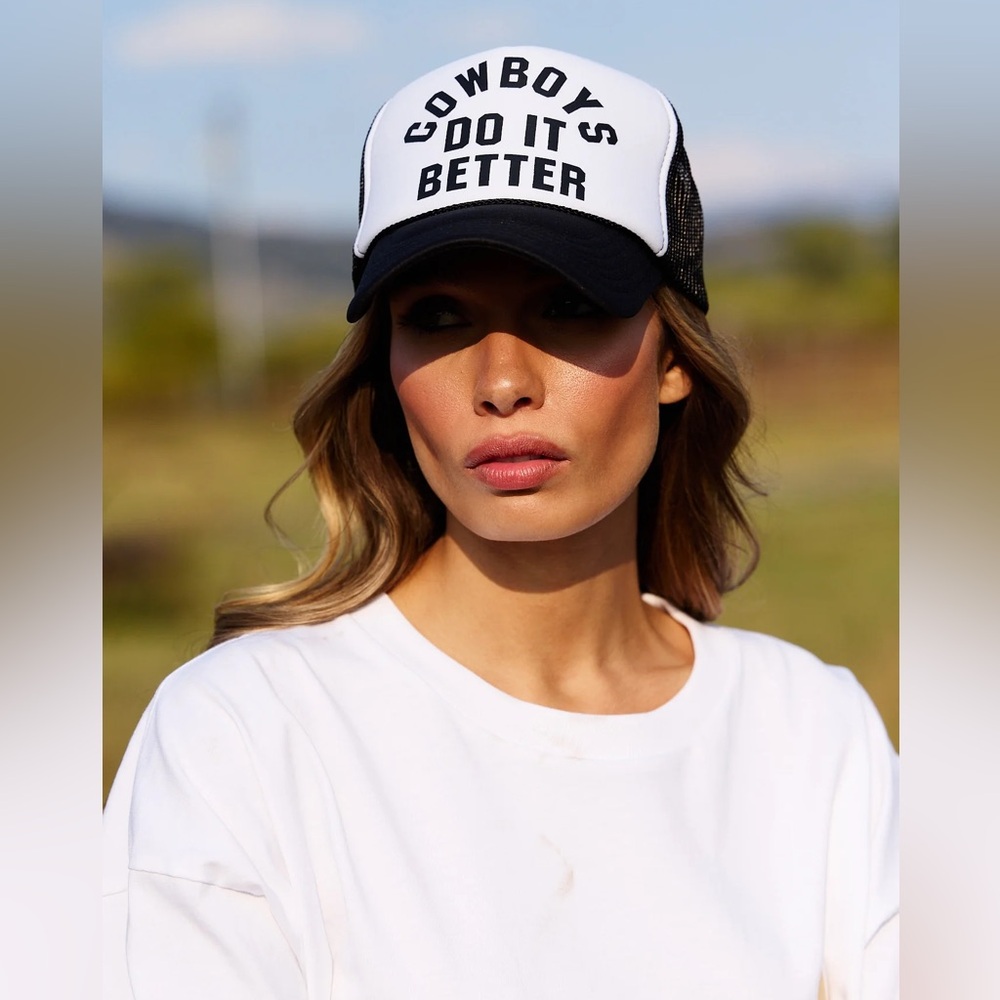 DIAMOND CROSS RANCH Chic Black and White Cowboys Do It Better Trucker Hat